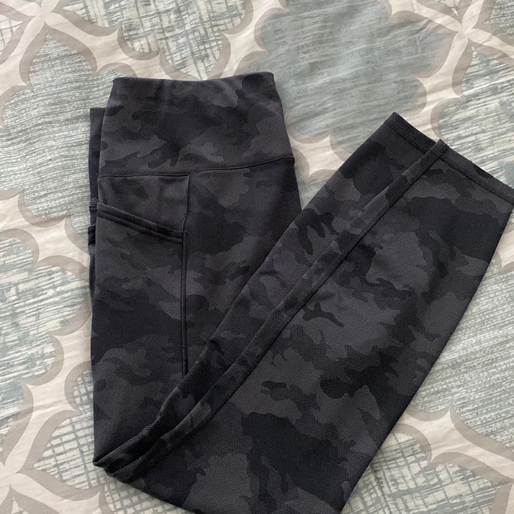Camo pattern, ankle length workout leggings